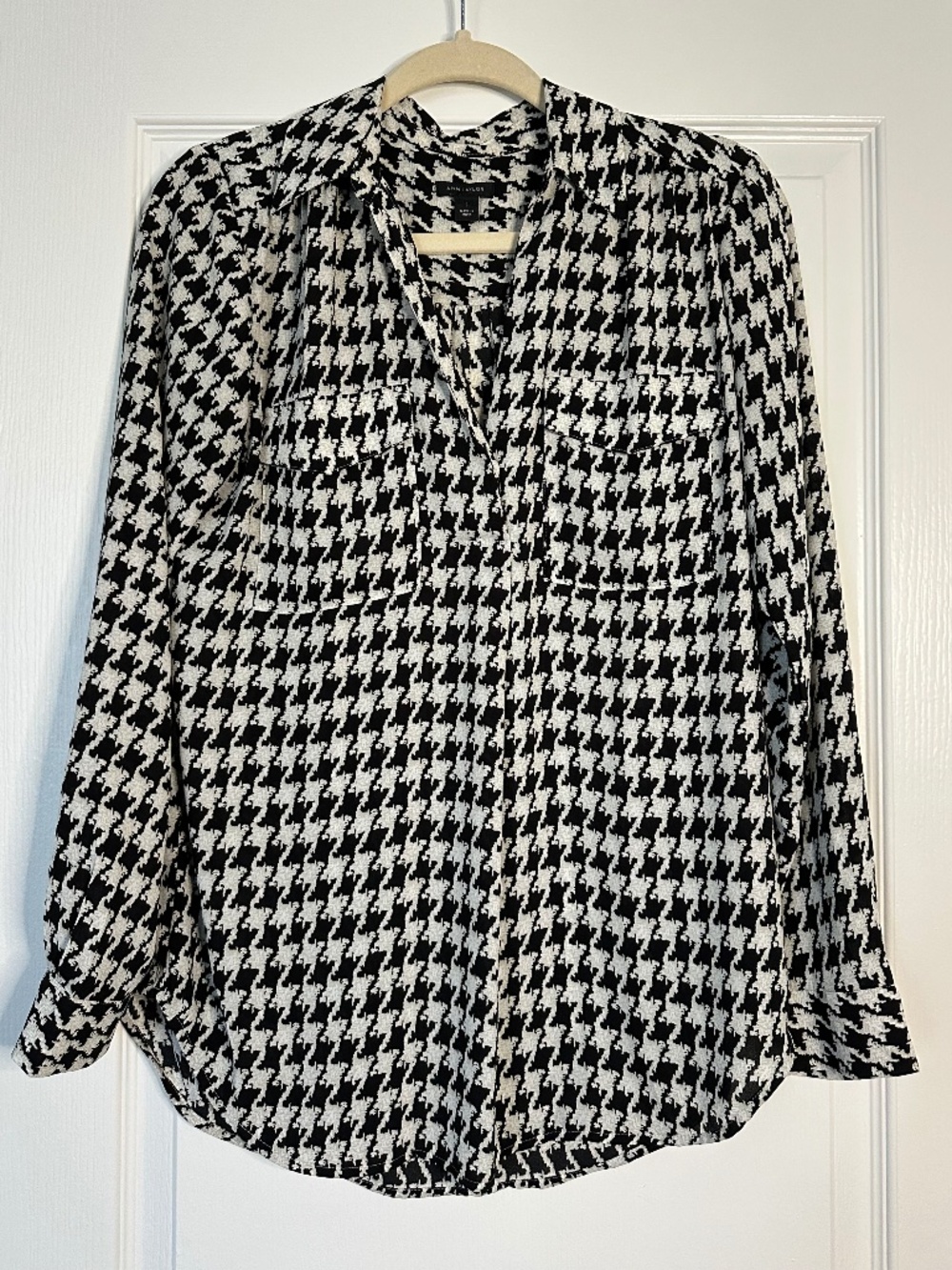 Ann Taylor Houndstooth Print Black and White Blouse size Small